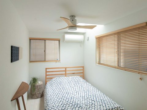 寝苦しい夏に活躍！寝室の照明はシーリングファンライトがおすすめ  