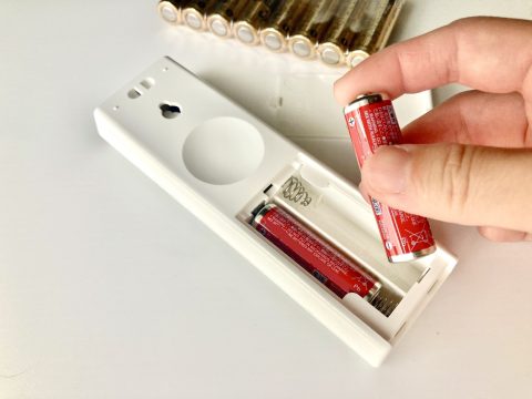 電池を入れ替えている写真