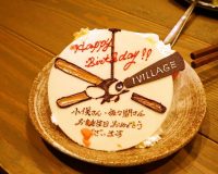 4月誕生日の店長と取締役　サプライズケーキの巻き