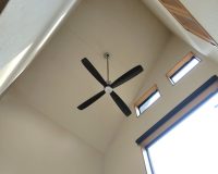 傾斜41度の吹抜に台座を使用してシーリングファンを設置!【OCC340】シーリングファン設置事例紹介(茨城県牛久市)