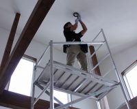 茅ヶ崎市 戸建て 2階リビング　傾斜天井 シーリングファンライト　取り付け工事 事例